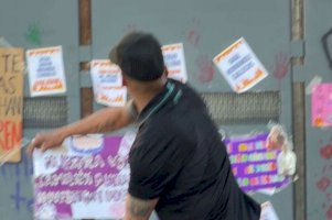 Arrestan a uno por lanzar piedras contra Palacio de Gobierno