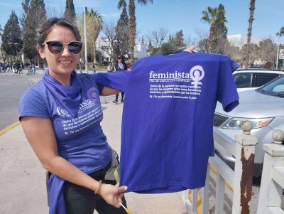 Ofrecen activistas mercancía con motivo del 8M