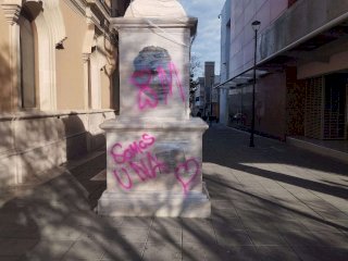 Empiezan pintas del 8M en piezas escultóricas del centro 