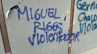 Señalan a Miguel Riggs en pintas del 8M 