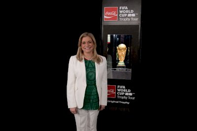 Da la bienvenida Maru Campos al Trofeo de la Copa Mundial de la Fifa 