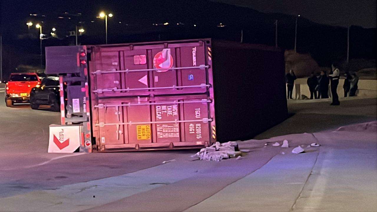 Tráiler vuelca en glorieta del Camino Real; no se reportan lesionados