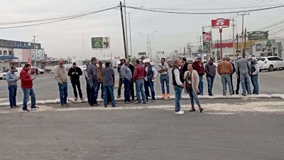 Protestan productores de frijol en oficinas de Segalmex