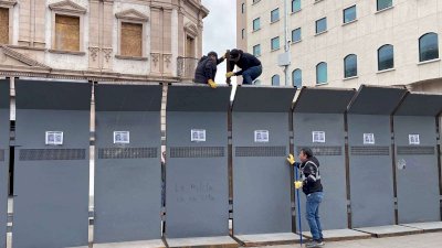 Comienzan a quitar vallas metálicas de Presidencia Municipal