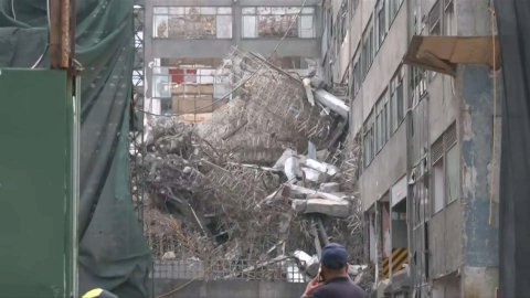 Colapsa edificio en demolición en Cdmx; reportan un muerto 