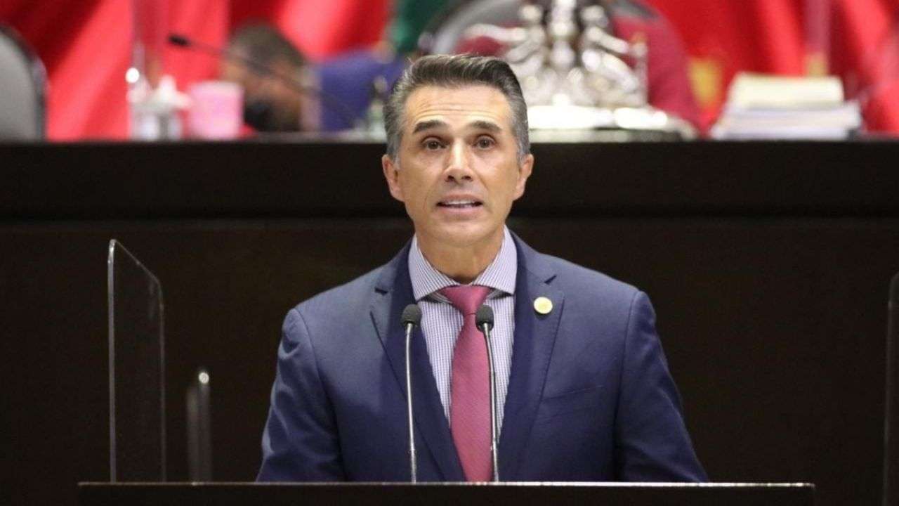 Podría Sergio Mayer no volver a Morena tras salir de LCDLF