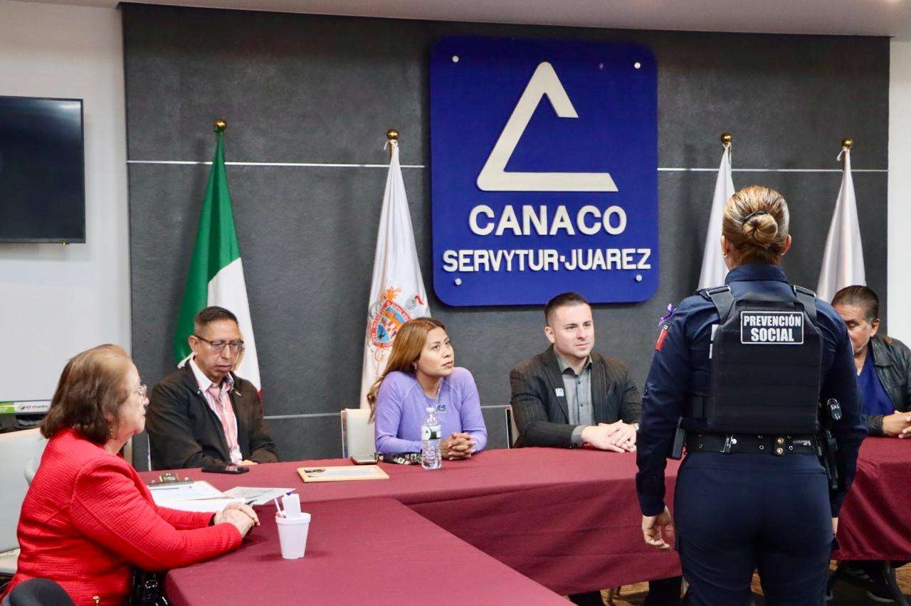 Capacitan a colaboradores de Canaco Juárez en seguridad personal