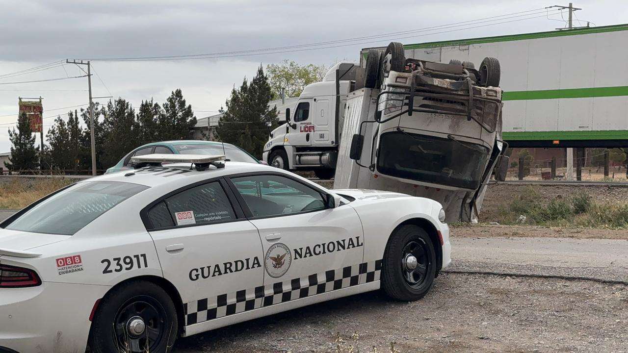 Se vuelva camión de carga en el kilómetro 30 de la Panamericana 