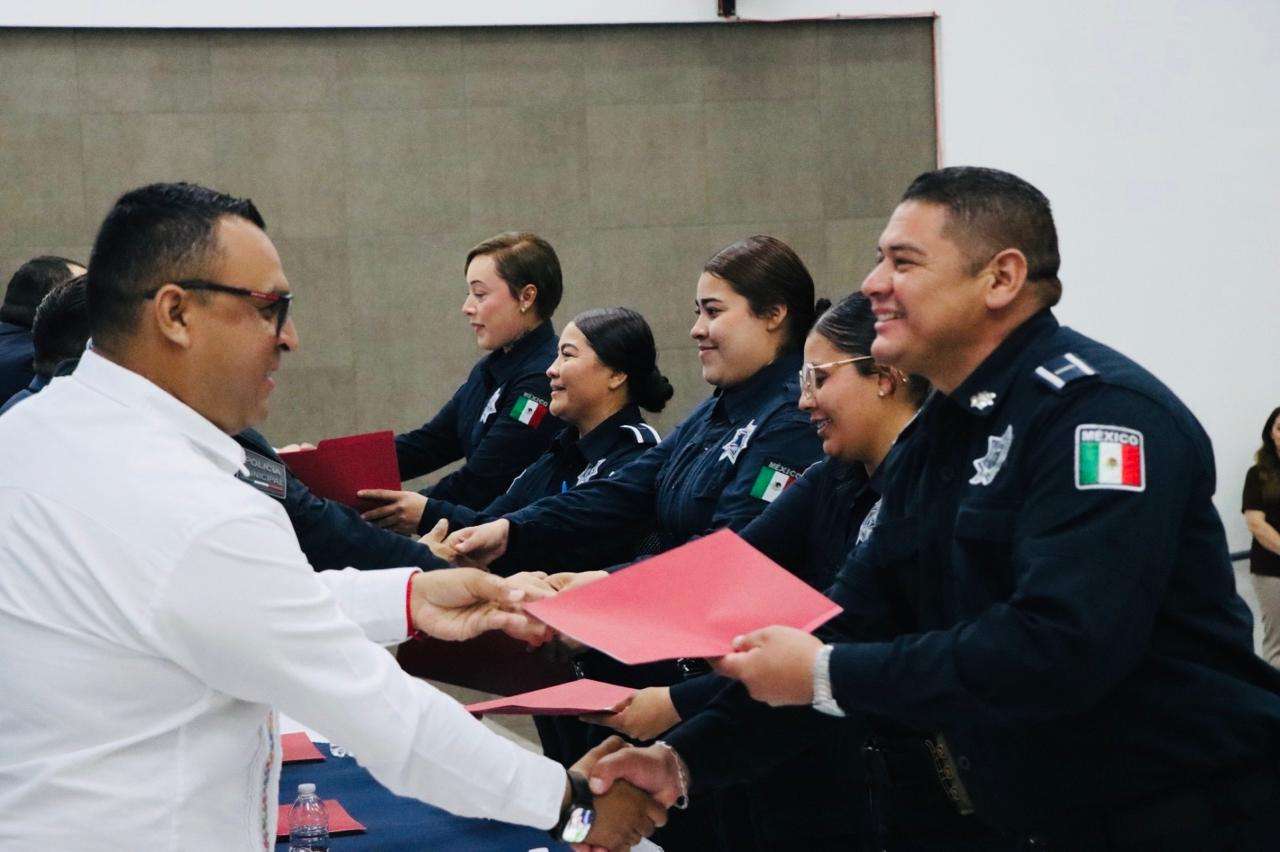 Entregan certificados de preparatoria a 98 elementos de seguridad