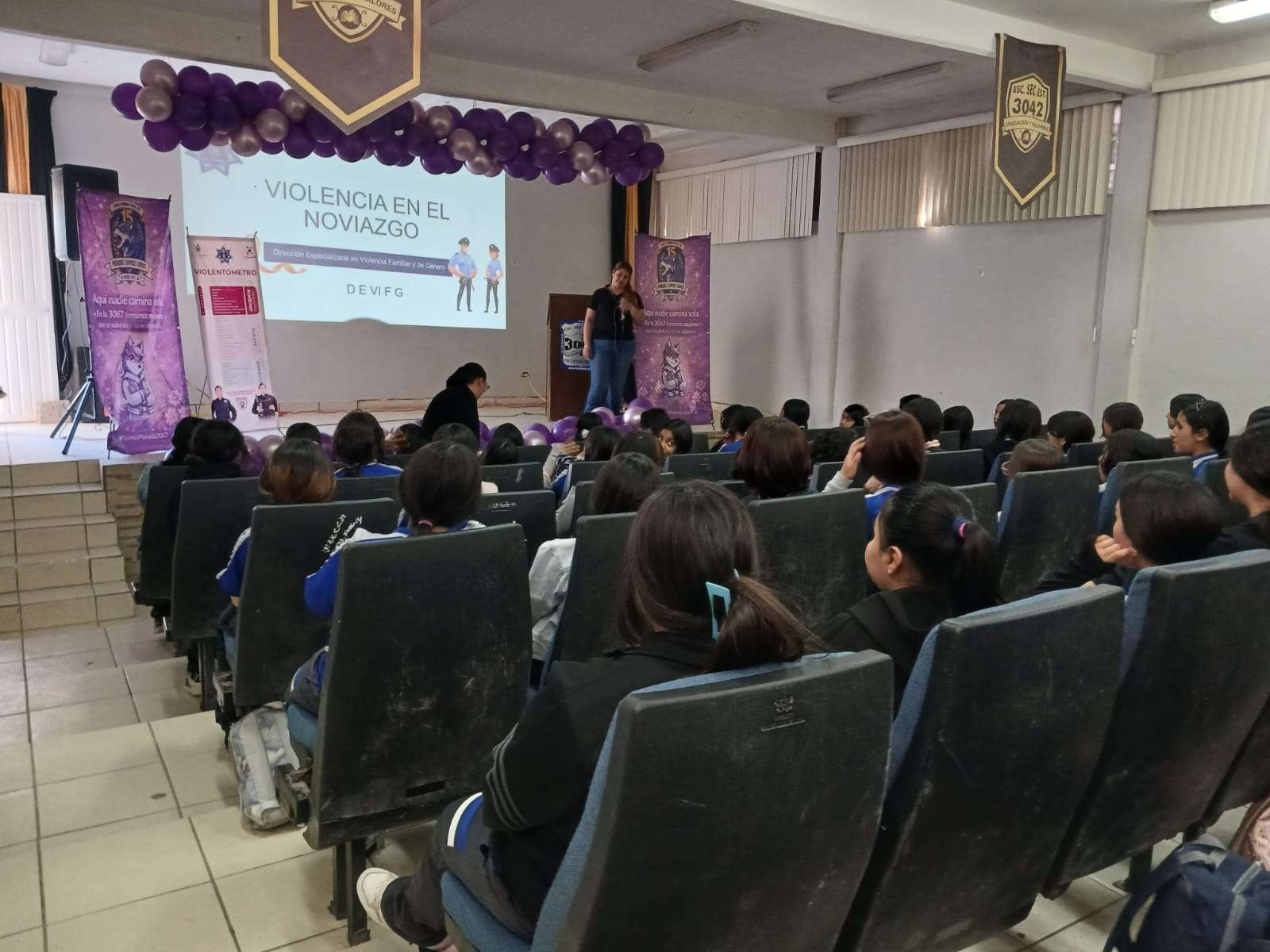 Ofrecen plática preventiva sobre violencia en el noviazgo