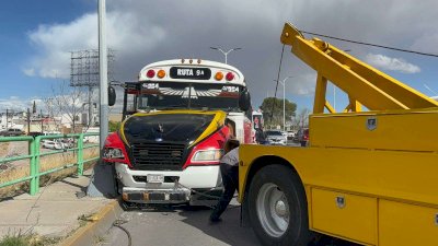 Choca camión con 40 estudiantes del Cobach 2 en túnel de la Cantera