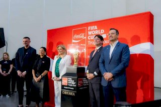 Celebra Marco Bonilla llegada del Trofeo de la Copa Mundial 