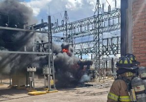 Consume incendio transformador en instalaciones de CFE al norte 