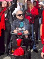 Participa Lucha Castro en marcha del 8M en Barcelona