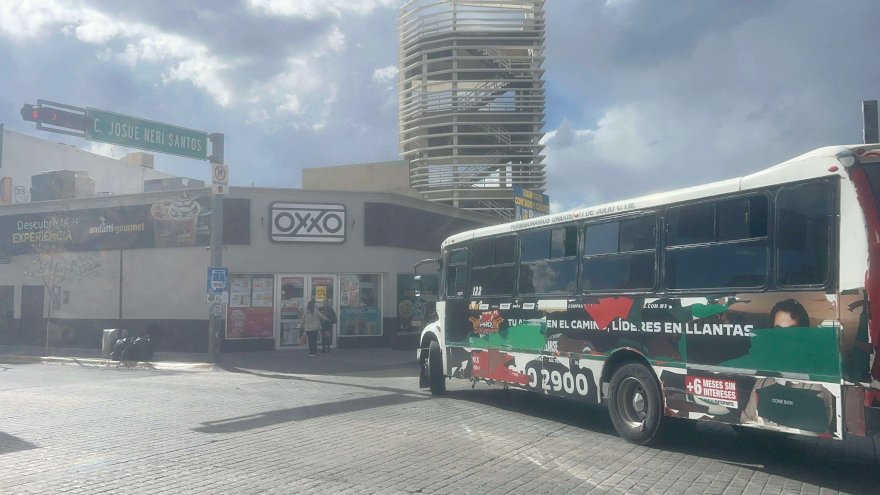 Ignoran choferes semáforo y ponen en peligro a peatones del centro