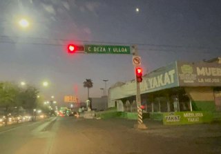 Fallan semáforos en la avenida Universidad y Deza y Ulloa