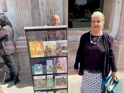 Reparten Testigos de Jehová literatura bíblica 