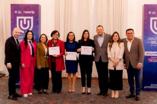 Reconoce Alcalde a primeras egresadas de la Universidad de las Mujeres 