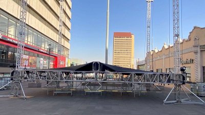 Montan escenario para Festival Folclórico en Plaza de Armas 