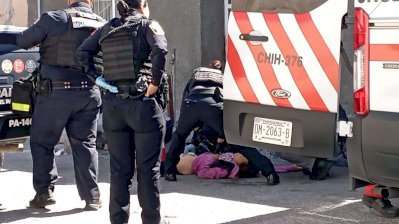 Auxilian a mujer herida en calles de la colonia Obrera