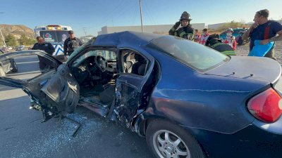 Deja choque tres heridos en la Sacramento; uno queda atrapado