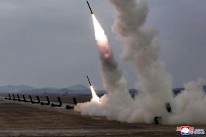Realiza Corea del Norte ejercicio con lanzacohetes múltiples 