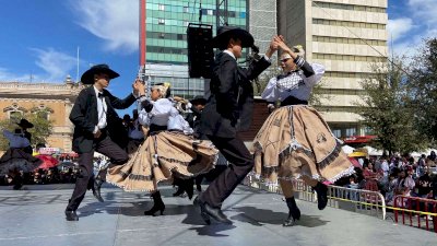 Llenan de alegría y baile la Plaza de Armas 