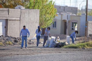 Retiran cinco toneladas de basura en la avenida Las Moras de Delicias