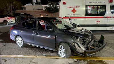 Pega banquetazo tras perder el control del volante