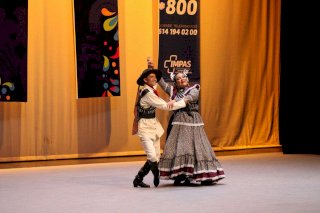 Deslumbra el folklore en el Centro previo a la Polka Monumental