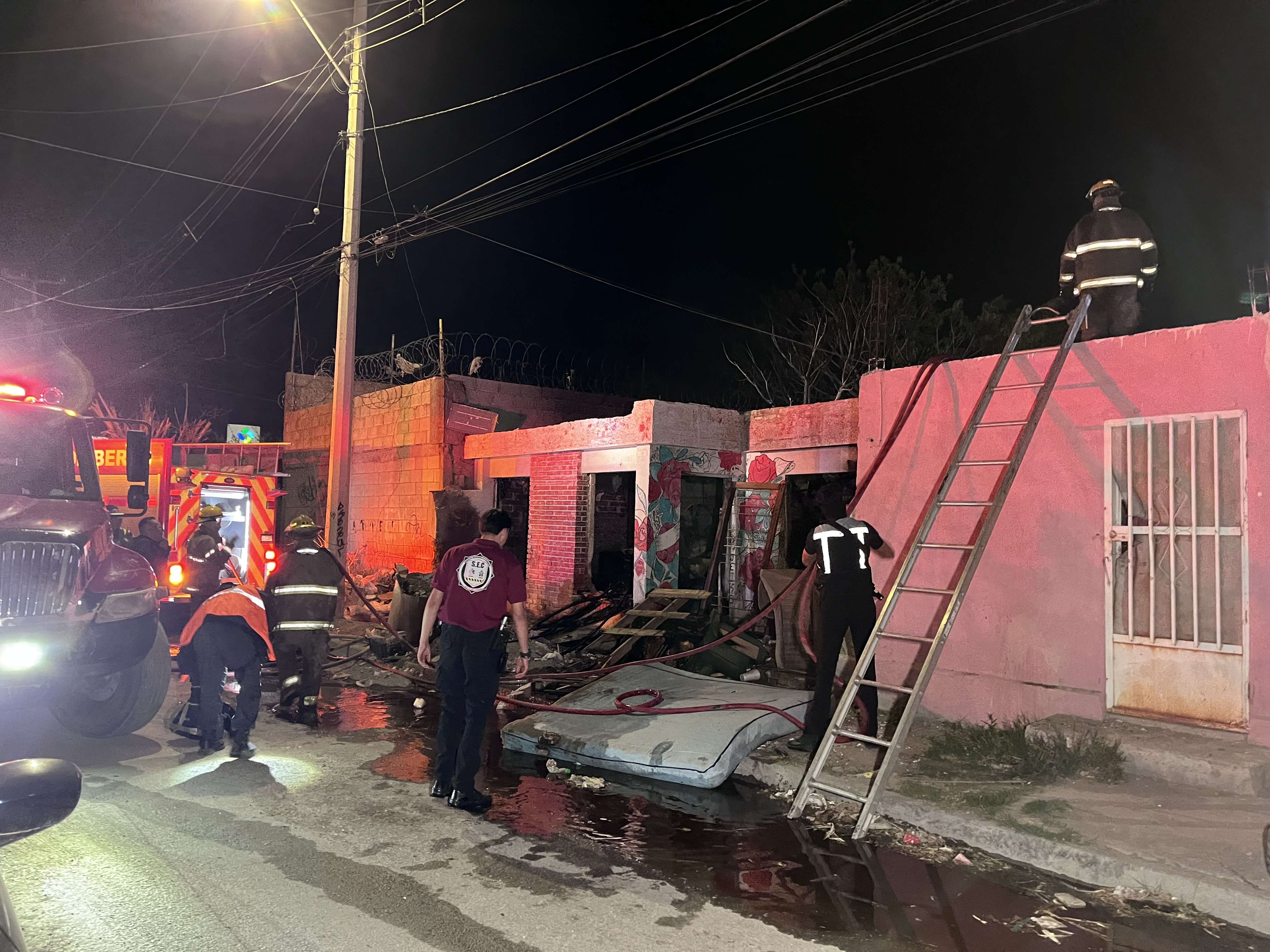 Incendio en vivienda abandonada de la colonia Chaveña moviliza a bomberos