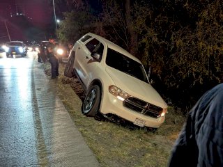 Pierde el control y queda al borde de un arroyo rumbo a Aldama