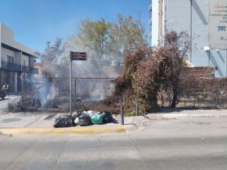 Apagan policías y locatarios incendio en el centro