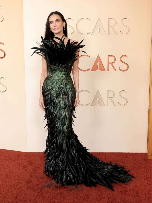 Deslumbran estrellas de Hollywood en la alfombra roja de los Oscar