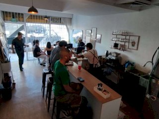 Celebra Atomic Burguers su tercer aniversario con tarde de vinilos