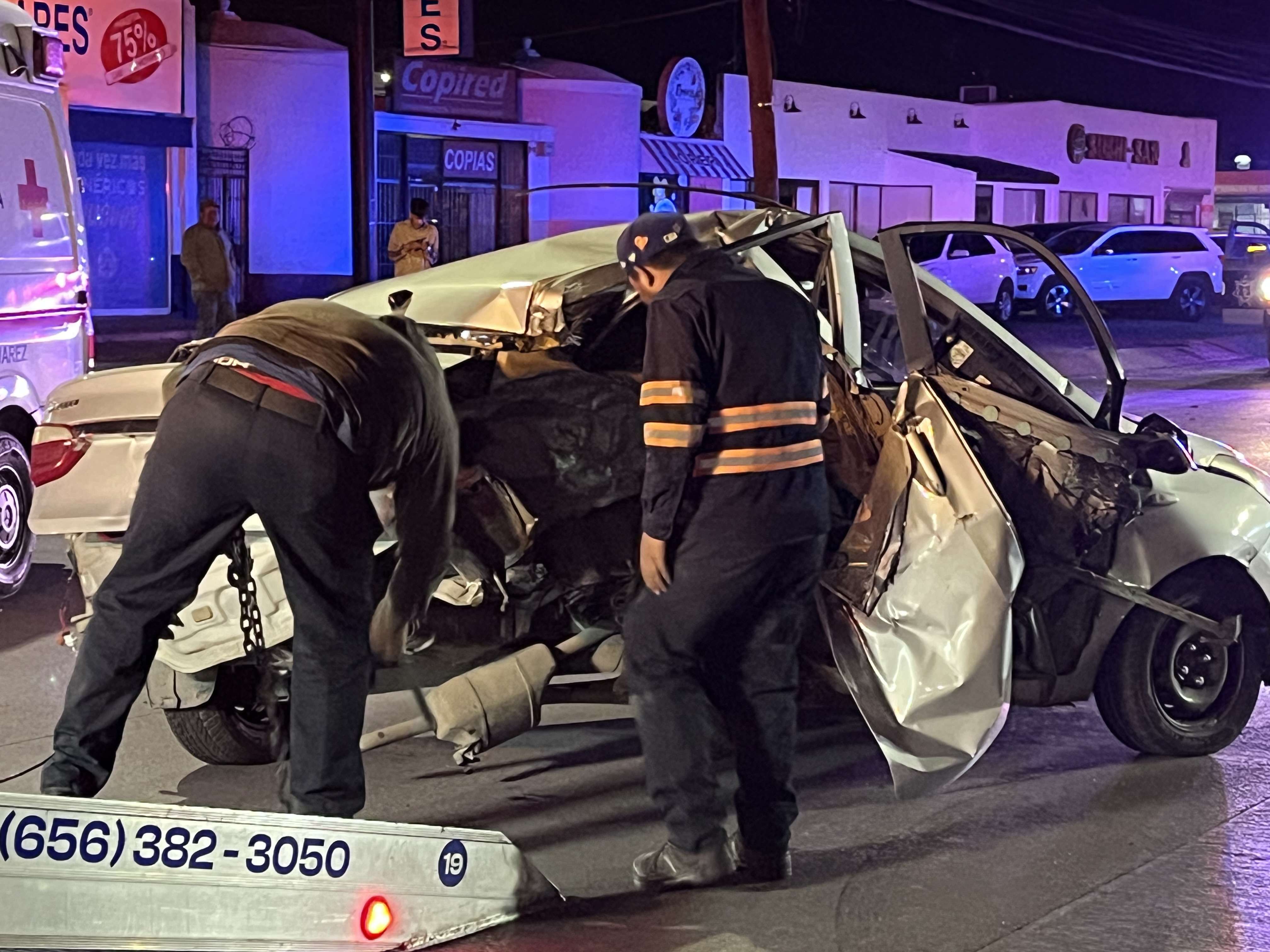 Camioneta vuelca tras choque en la López Mateos; hay cinco lesionados