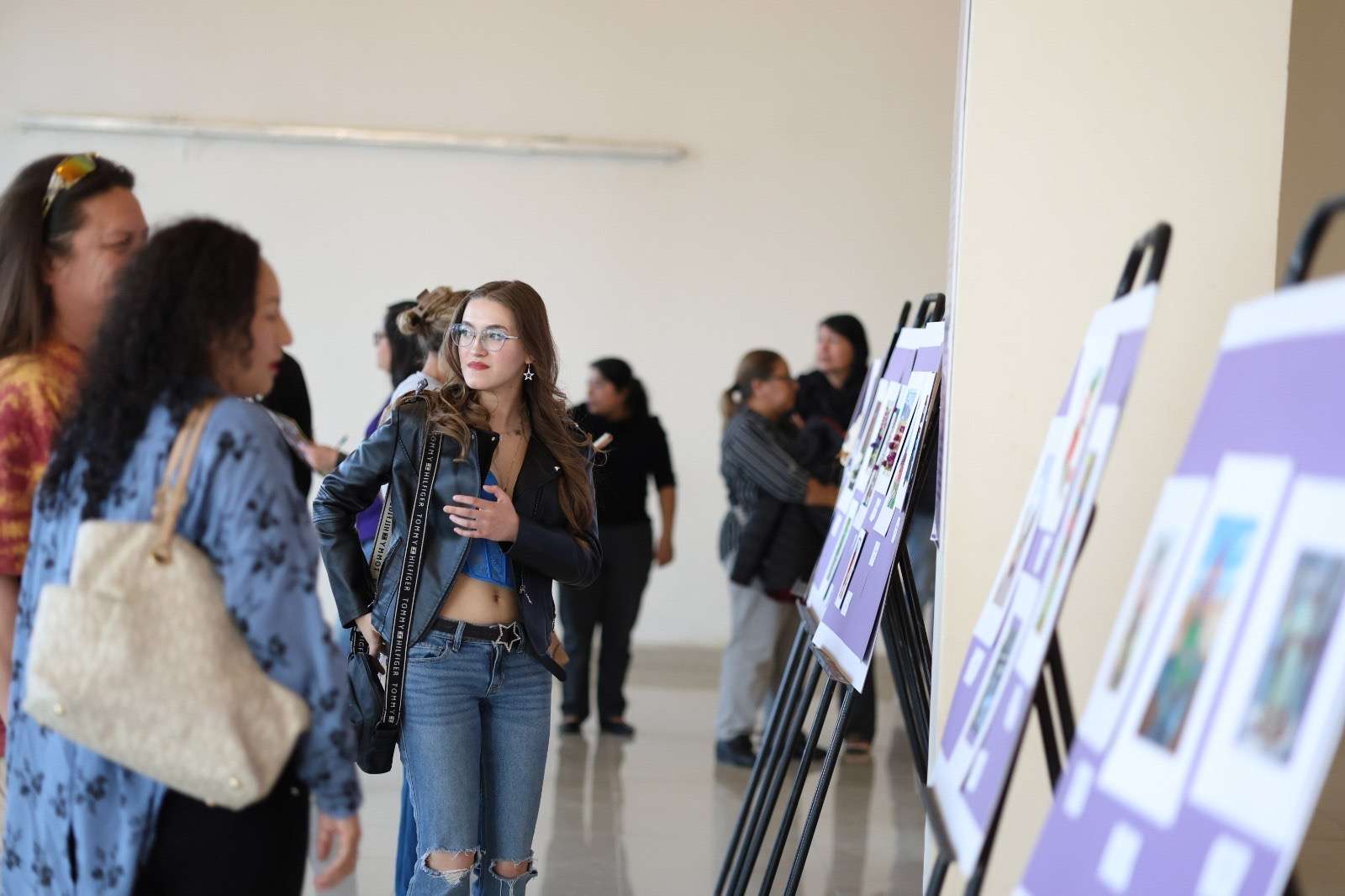 Inauguran exposición Mujeres de marzo en el Auditorio Benito Juárez