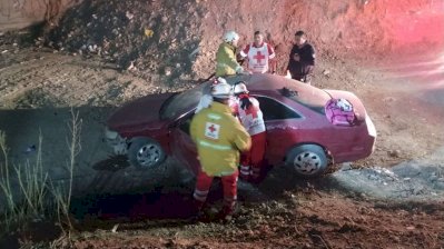 Pierde el control del volante y cae a un canal en la Dale