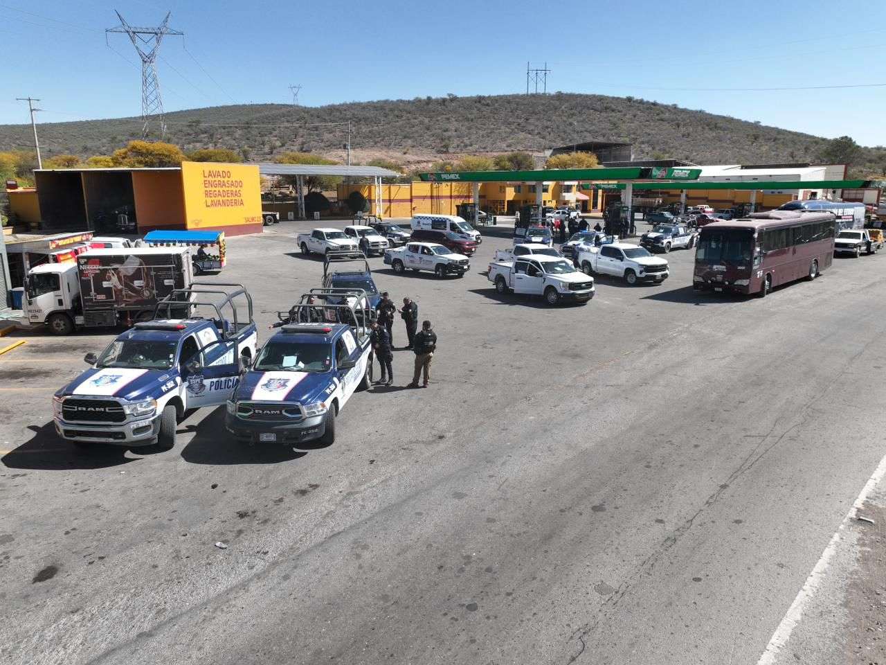 Vuelven a casa familias de Atascaderos con resguardo del Estado