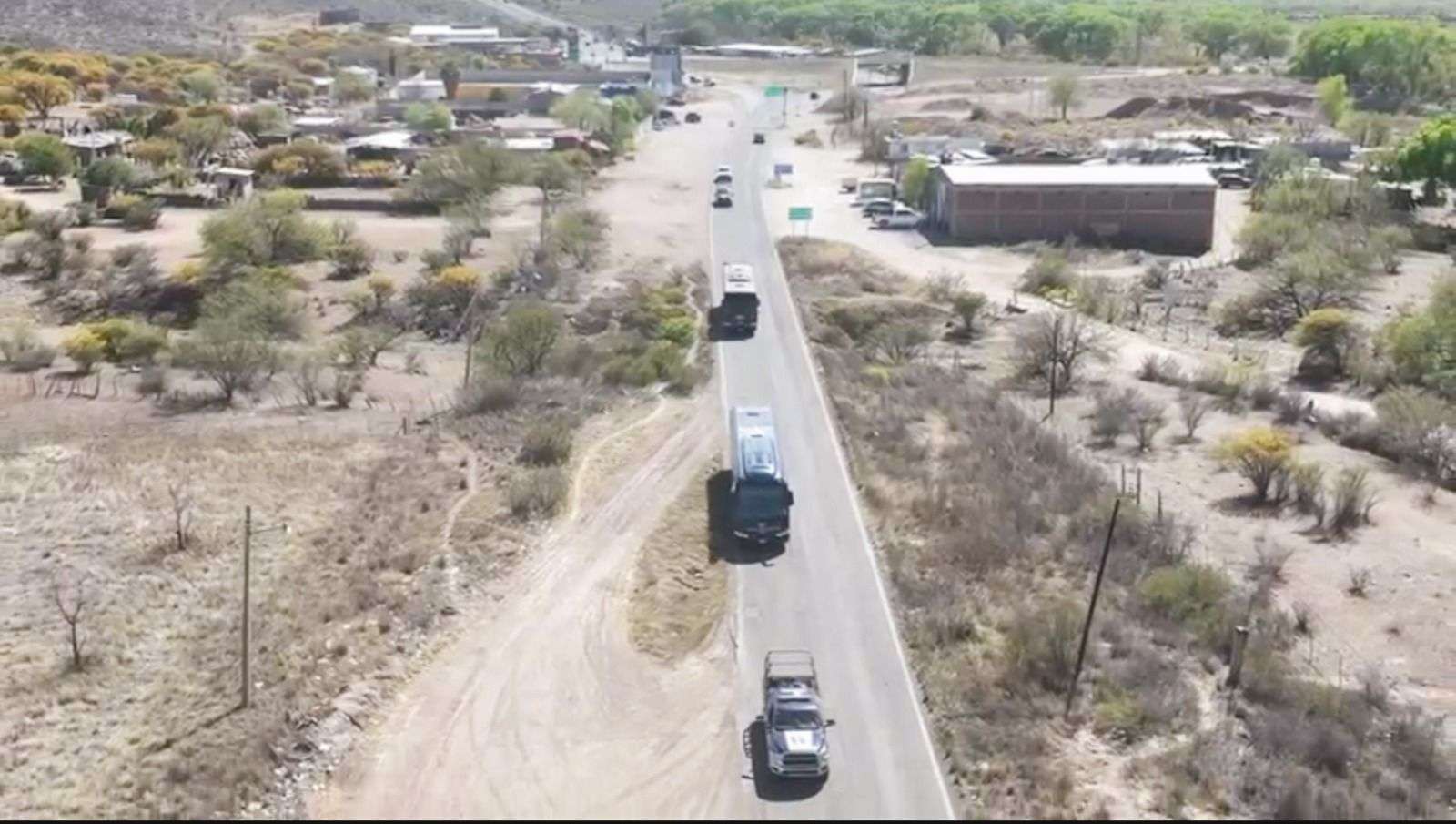 Vuelven a casa familias de Atascaderos con resguardo del Estado