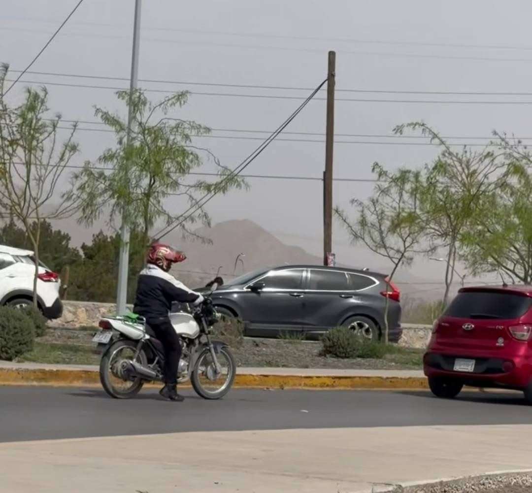 Reconocen acto de civismo a motociclista en fila a El Paso 