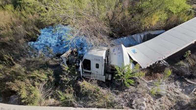 Vuelca tráiler y cae al río Chuviscar en el Libramiento Oriente