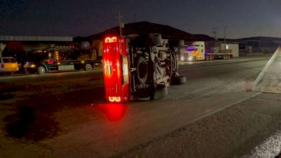 Vuelca camioneta tras fuerte choque en carretera a Cuauhtémoc