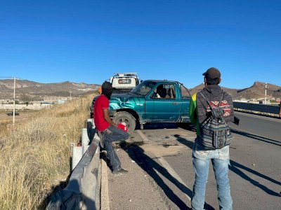 Vuelca conductor su pick up en carretera al Cereso 1