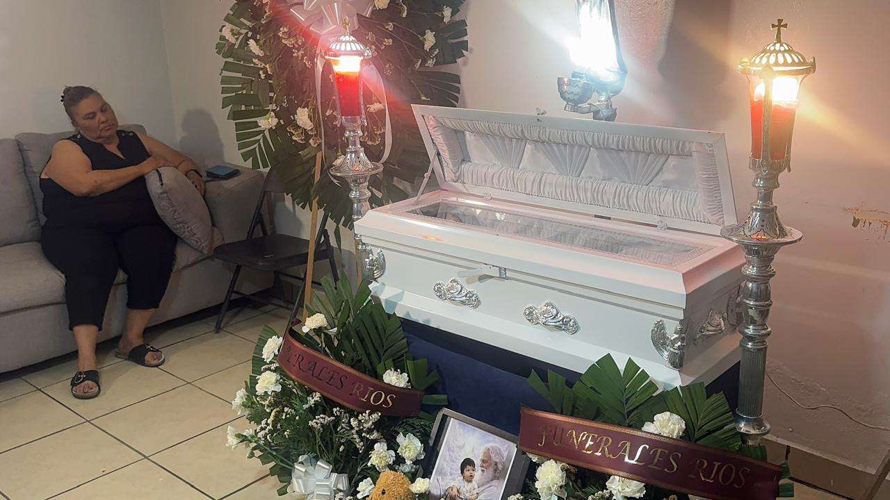 Velan cuerpo de Eitan en casa de sus abuelos paternos 
