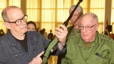 Recibe Silvio Rodríguez su fusil para defender a Cuba de EU