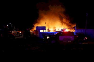 Controlan bomberos incendio en tarimera al norte de la ciudad 