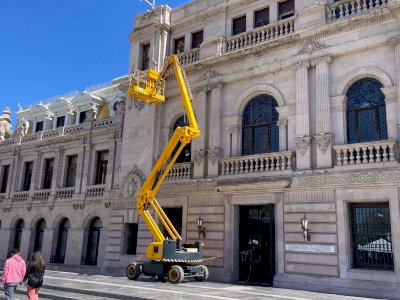 Instalan cableado para nuevas lámparas LED en Presidencia Municipal 