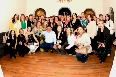 Atiende César Jáuregui a colectivo de mujeres en Chihuahua 