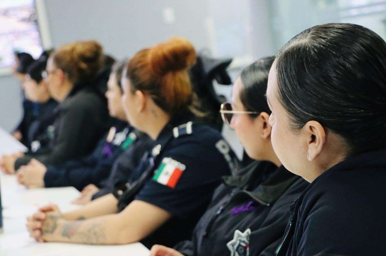 Capacitan a mujeres policías sobre maternidad, trabajo y roles de género